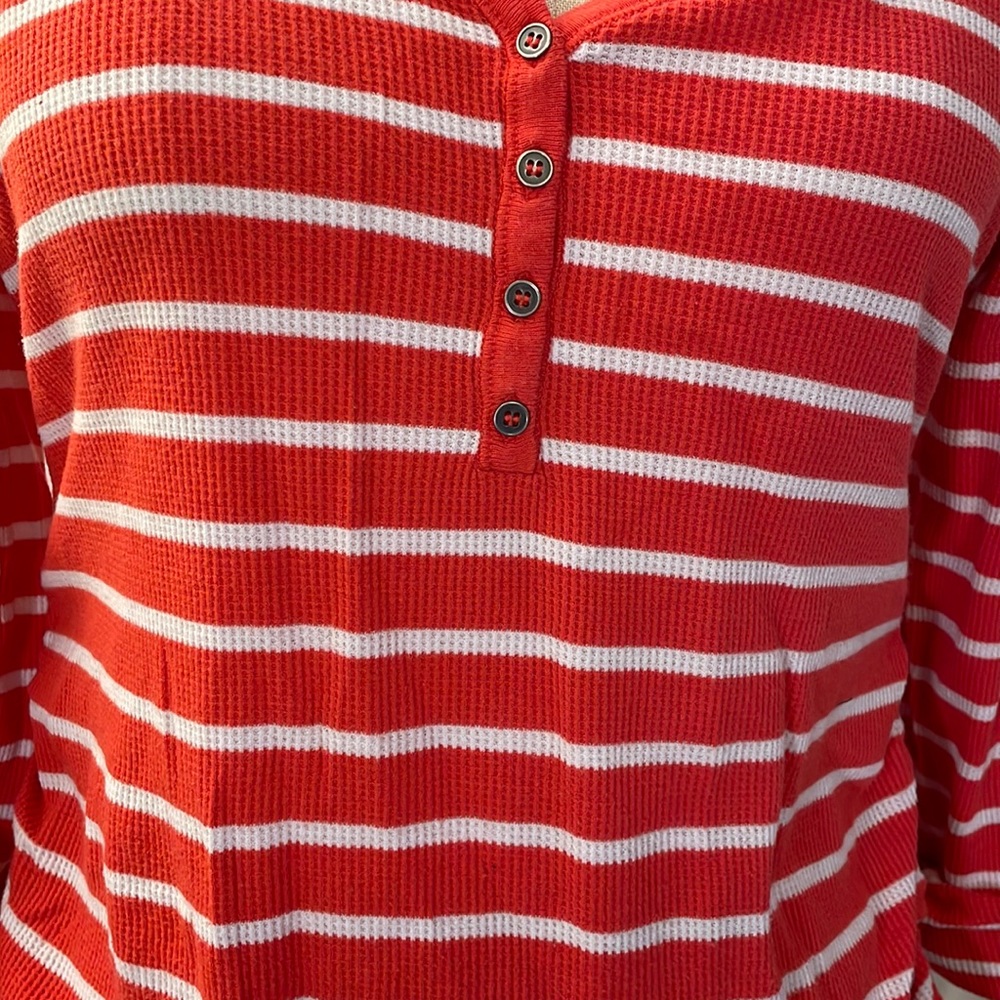 Motherhood Maternity long sleeve v-neck lightweight sweater with ruched … - Picture 3 of 7